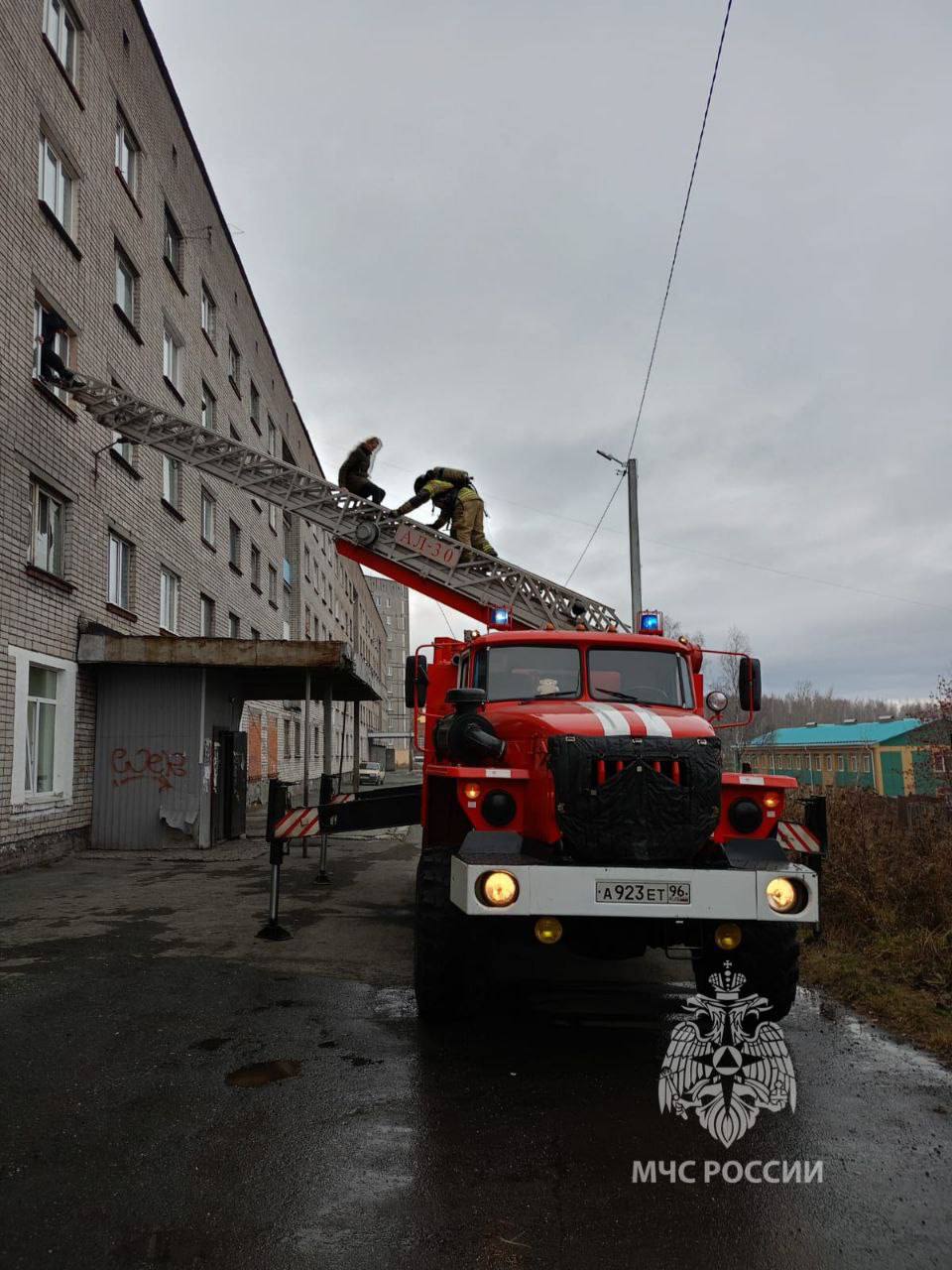 Новый День: Из горящего дома спасли двоих взрослых и троих детей (ФОТО)