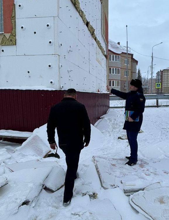 Новый День: В Лабытнанги обрушился фасад дома из-за ветра