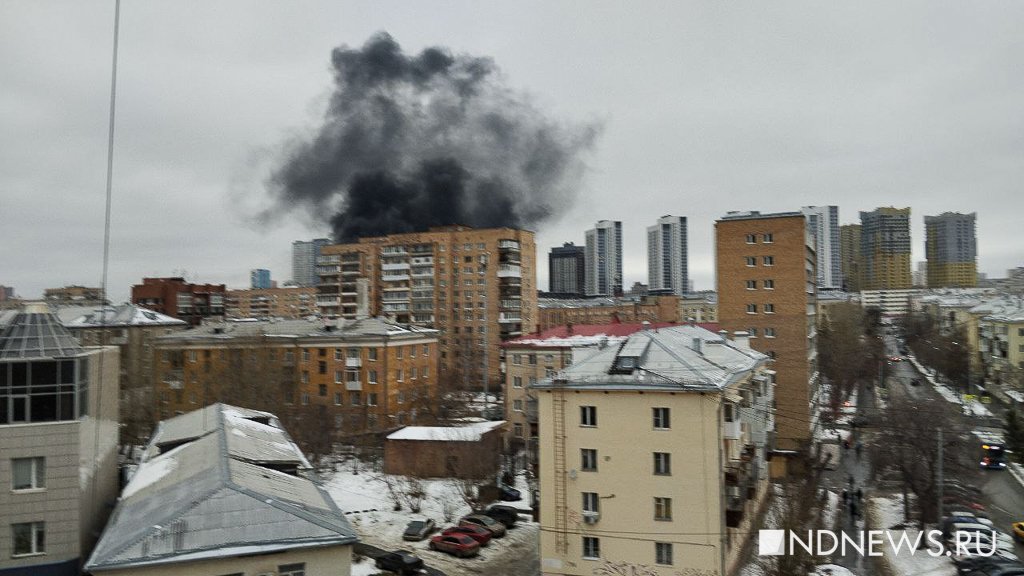 Новый День: В Екатеринбурге загорелась крыша больницы (ФОТО)