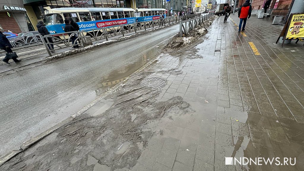 Новый День: Улицы Екатеринбурга тонут в грязи (ФОТО)