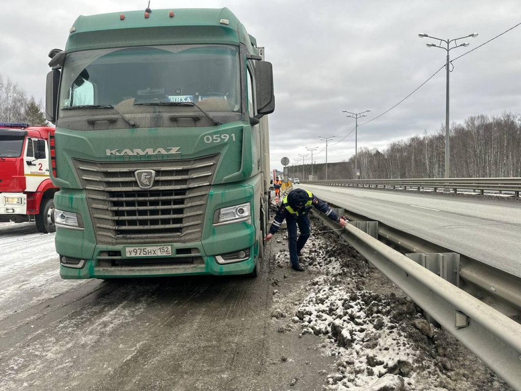 Новый День: На Московском тракте легковушка влетела под грузовик. Водитель погиб (ФОТО)