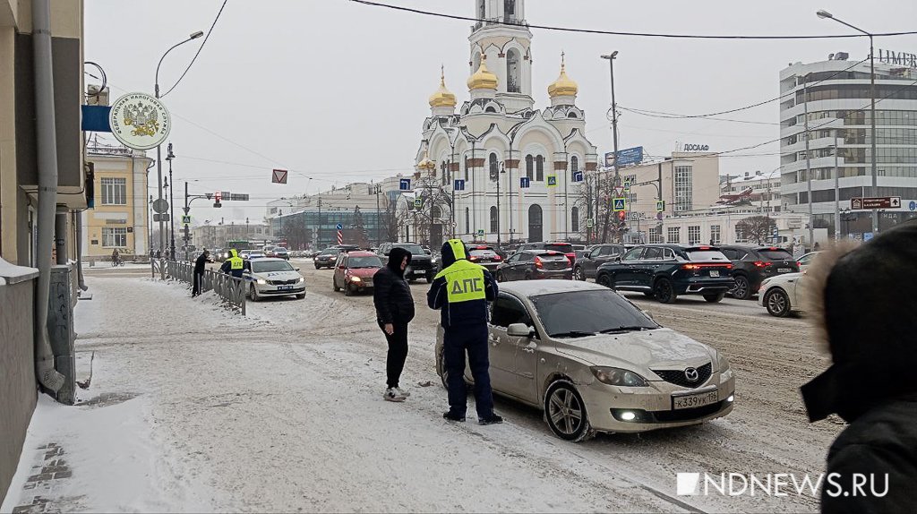 Новый День: Центр Екатеринбурга наводнили полиция и кинологи с собаками (ФОТО)