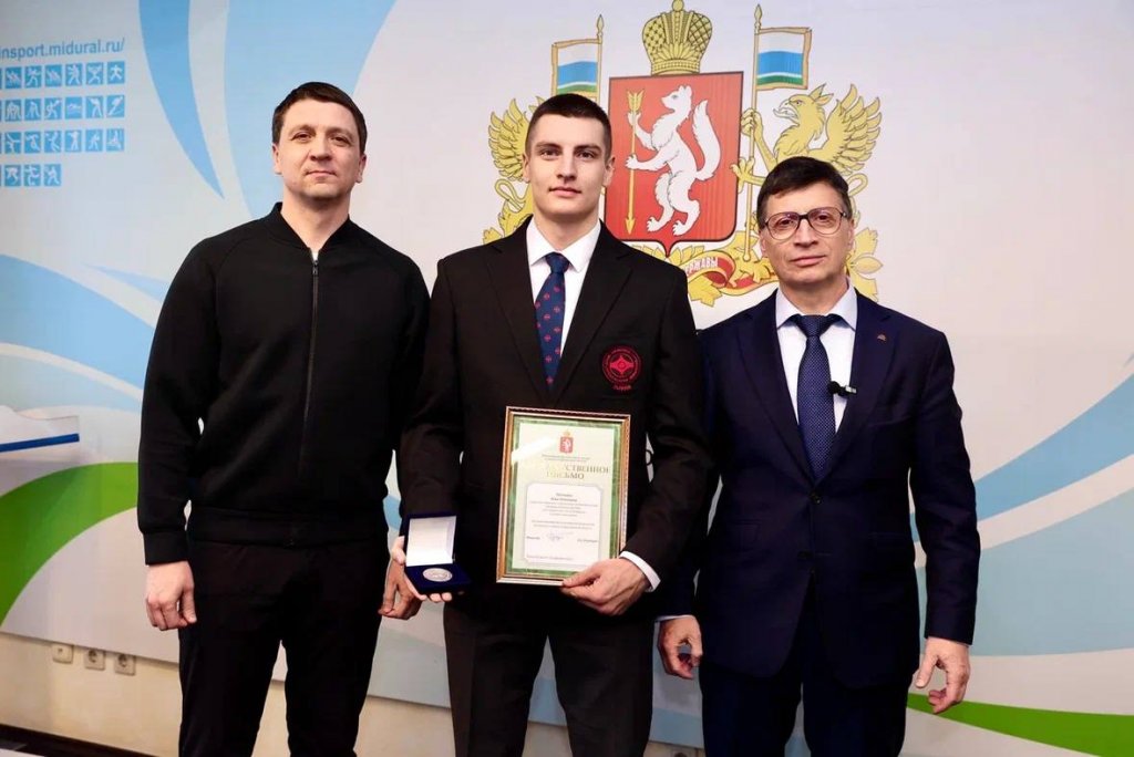Глава минспорта наградил лучшего каратиста планеты