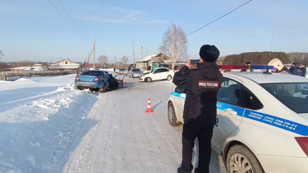 Парни из Талицы выпили пива, поехали кататься по селу и въехали в Гранту (ФОТО)