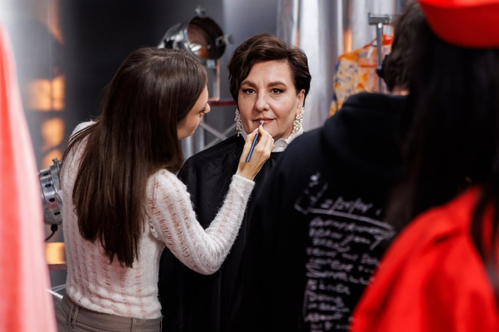 Одноклассники выпустили к 8 Марта шоу о преображении женщины