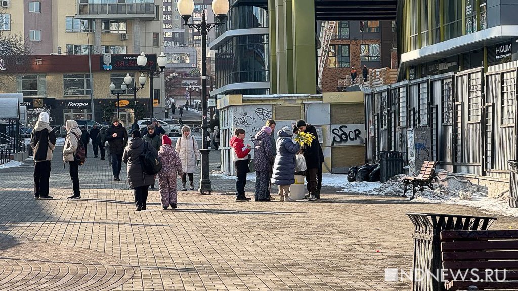 На улицах Екатеринбурга стали продавать мимозу (ФОТО)