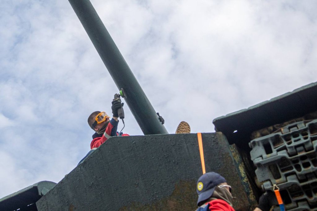 Депутат Алексей Вихарев и свердловские волонтеры съездили в ДНР и восстановили памятники воинам ВОВ (ФОТО)