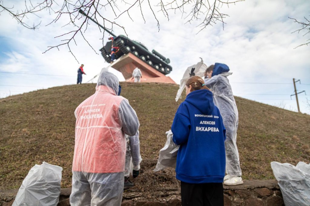 Депутат Алексей Вихарев и свердловские волонтеры съездили в ДНР и восстановили памятники воинам ВОВ (ФОТО)