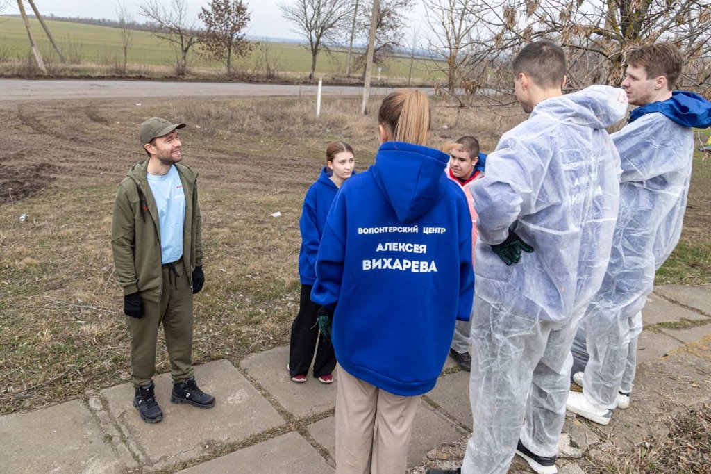 Депутат Алексей Вихарев и свердловские волонтеры съездили в ДНР и восстановили памятники воинам ВОВ (ФОТО)