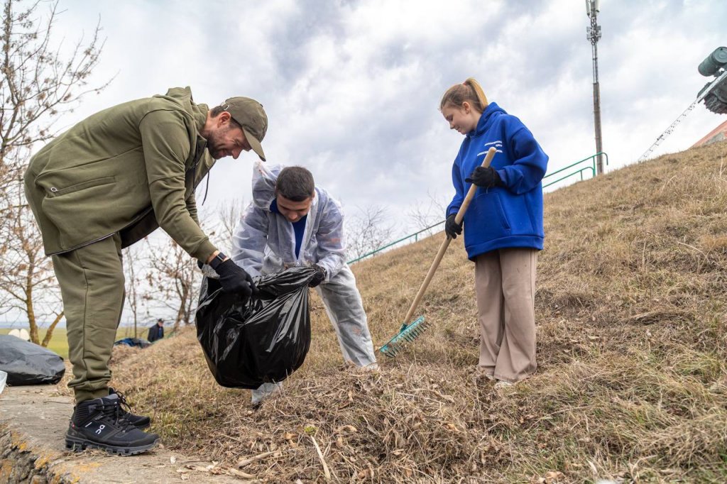 Депутат Алексей Вихарев и свердловские волонтеры съездили в ДНР и восстановили памятники воинам ВОВ (ФОТО)