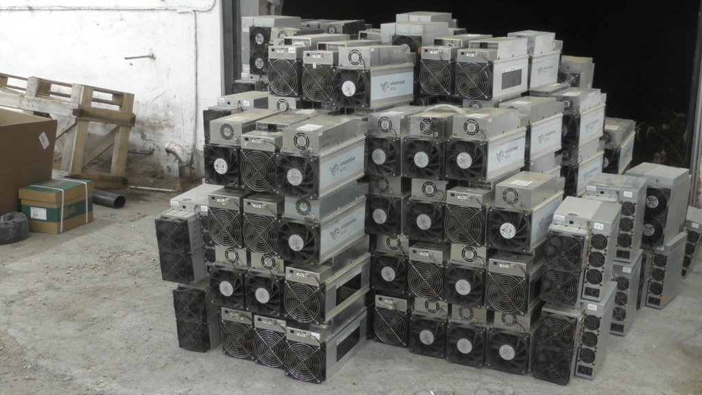 На Урале задержали веселых фермеров – ущерб от майнинга составил 14 млн