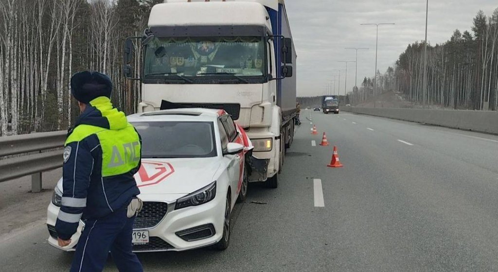 На ЕКАД КамАЗ врезался в машину с ребенком (ФОТО)