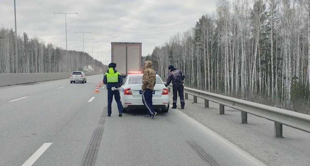 На ЕКАД КамАЗ врезался в машину с ребенком (ФОТО)