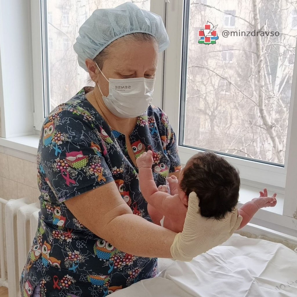 Екатеринбургские врачи приняли тринадцатые роды у 36-летней мамы