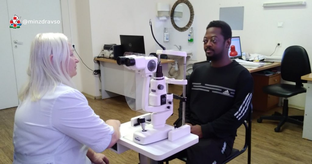 Уральские врачи спасли зрение африканскому студенту с офтальмопатией