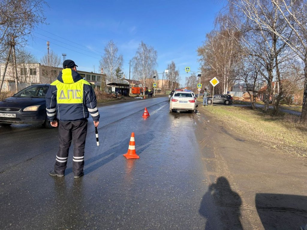 В Екатеринбурге водитель насмерть сбил мужчину, выбежавшего на дорогу (ФОТО)