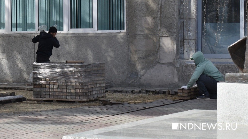 Возле УрГЭУ начали благоустраивать территорию