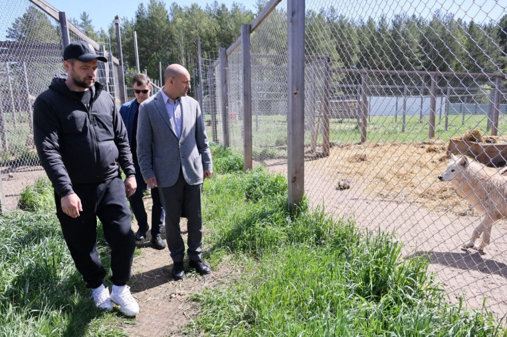 Полпред Жога пообщался с волками и медвежатами (ФОТО)