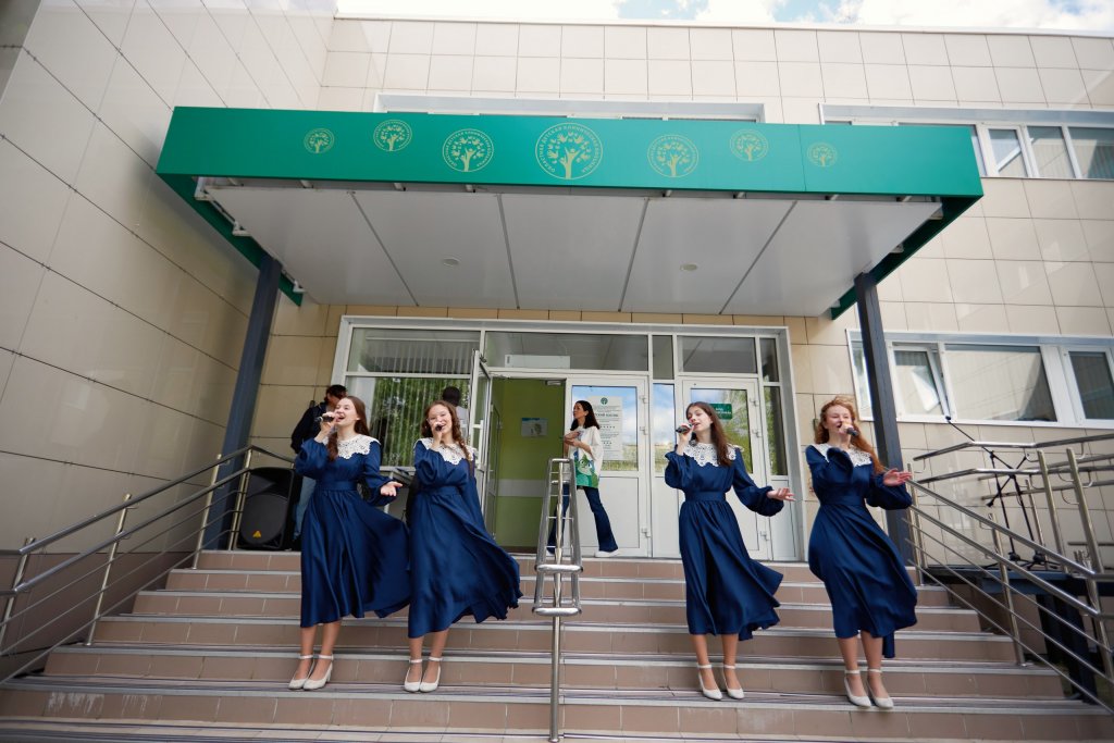 Волонтеры привели в порядок территорию детского хосписа и дали уличный концерт