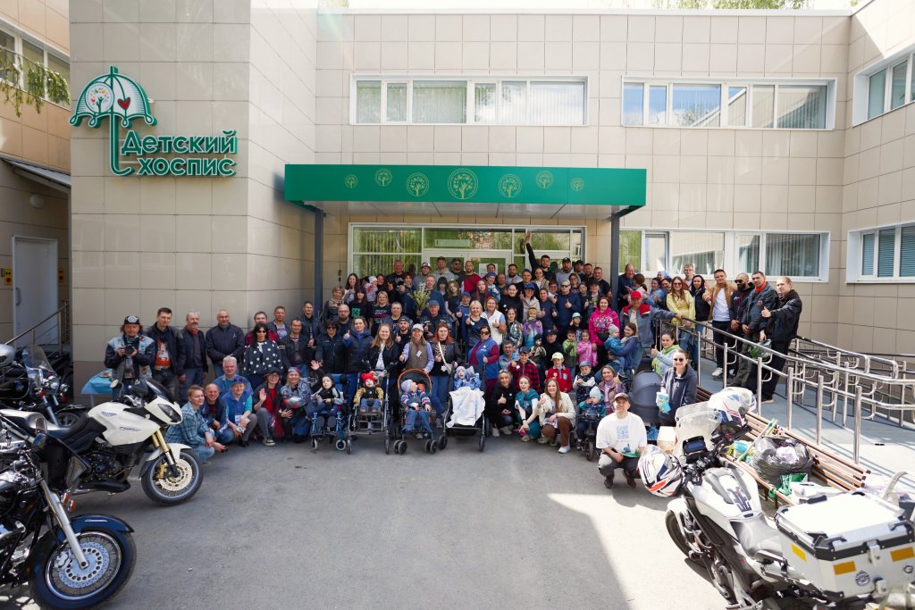 Волонтеры привели в порядок территорию детского хосписа и дали уличный концерт