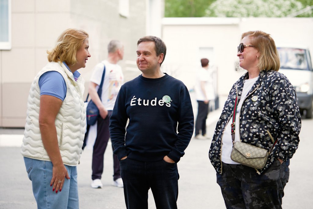 Волонтеры привели в порядок территорию детского хосписа и дали уличный концерт