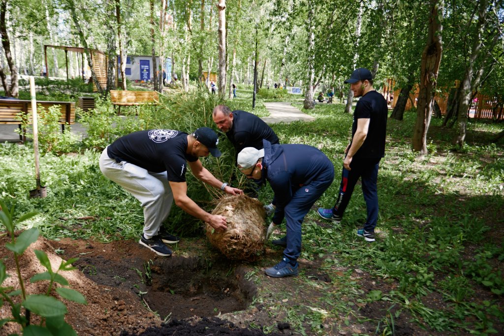 Волонтеры привели в порядок территорию детского хосписа и дали уличный концерт