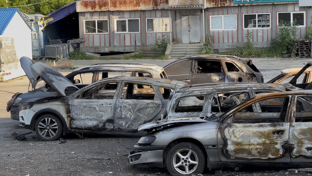 Пироман вспомнил детство и поджег тополиный пух: сгорело 8 автомобилей (ФОТО)