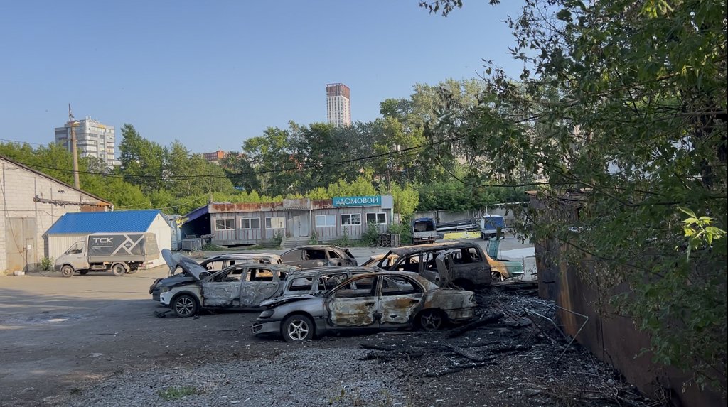 Пироман вспомнил детство и поджег тополиный пух: сгорело 8 автомобилей (ФОТО)