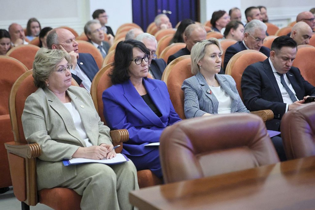 Глава минобра, полпред и ректоры обсудили, как поощрять семейных студентов