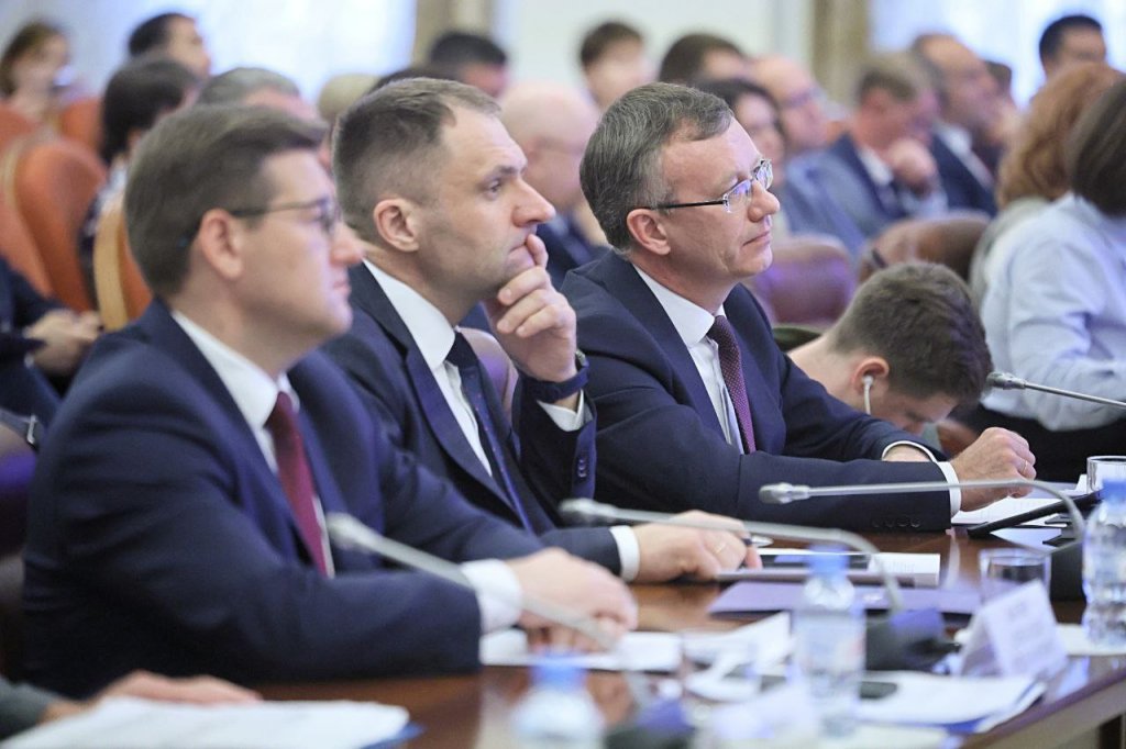 Глава минобра, полпред и ректоры обсудили, как поощрять семейных студентов