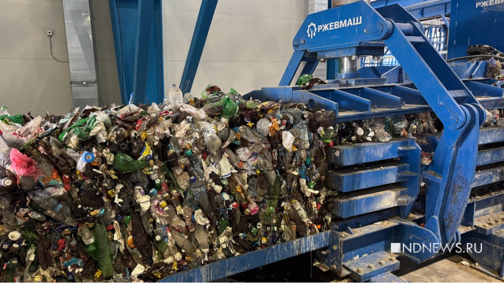 Депутатов и чиновников отправили на сортировку мусора: им понравилось (ФОТО)