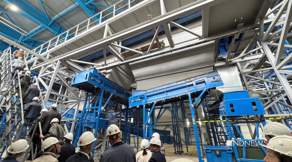 Депутатов и чиновников отправили на сортировку мусора: им понравилось (ФОТО)