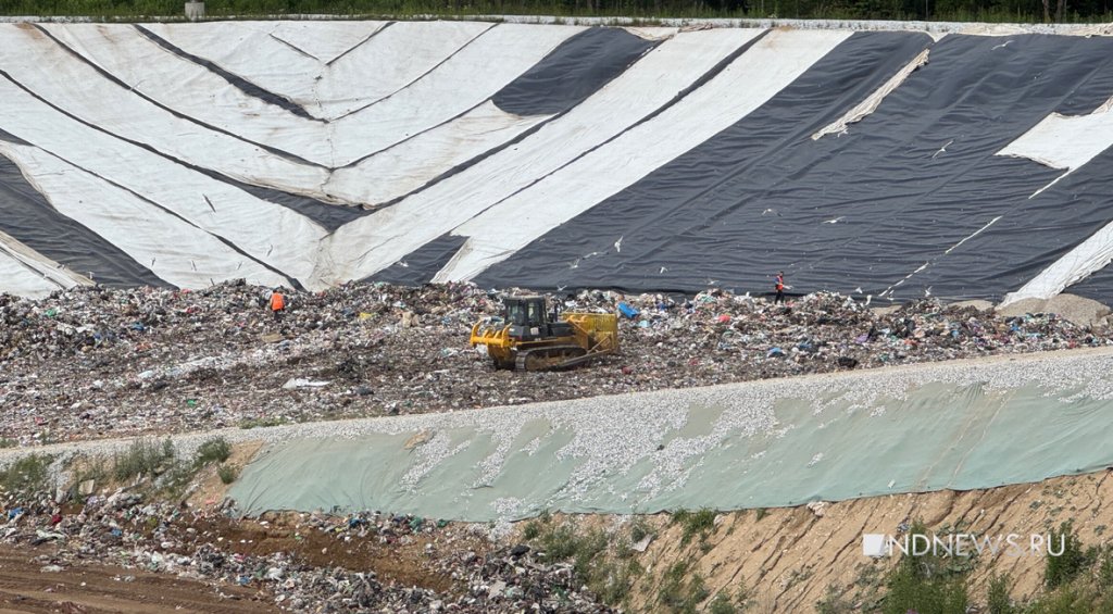 Депутатов и чиновников отправили на сортировку мусора: им понравилось (ФОТО)