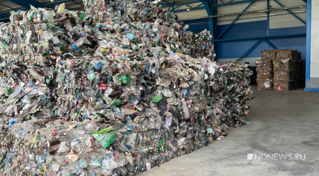 Депутатов и чиновников отправили на сортировку мусора: им понравилось (ФОТО)