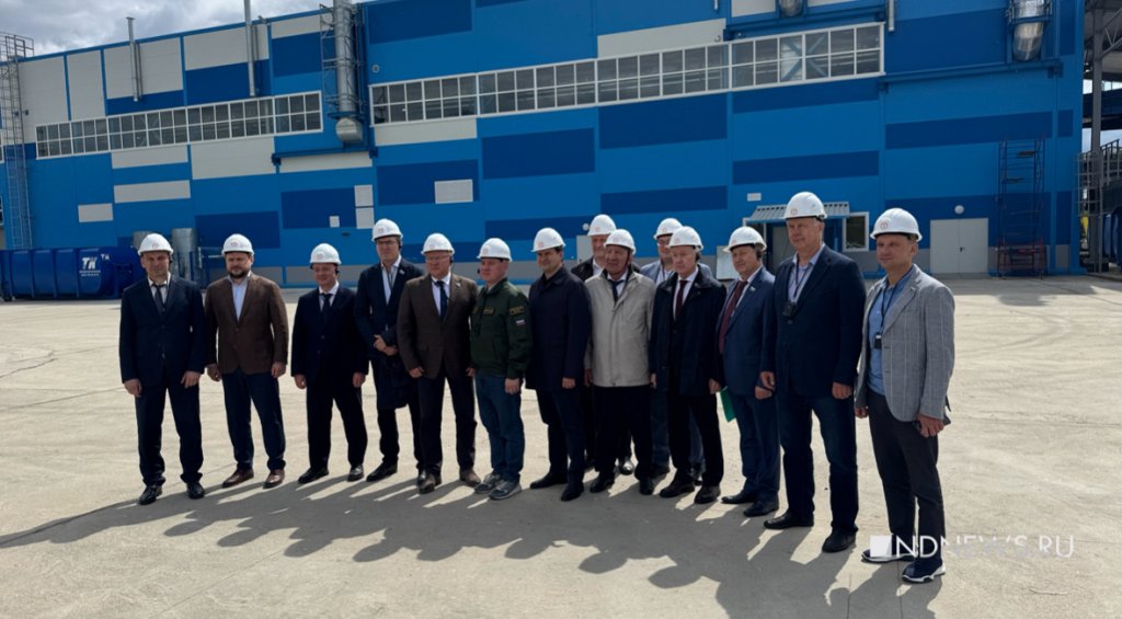 Депутатов и чиновников отправили на сортировку мусора: им понравилось (ФОТО)