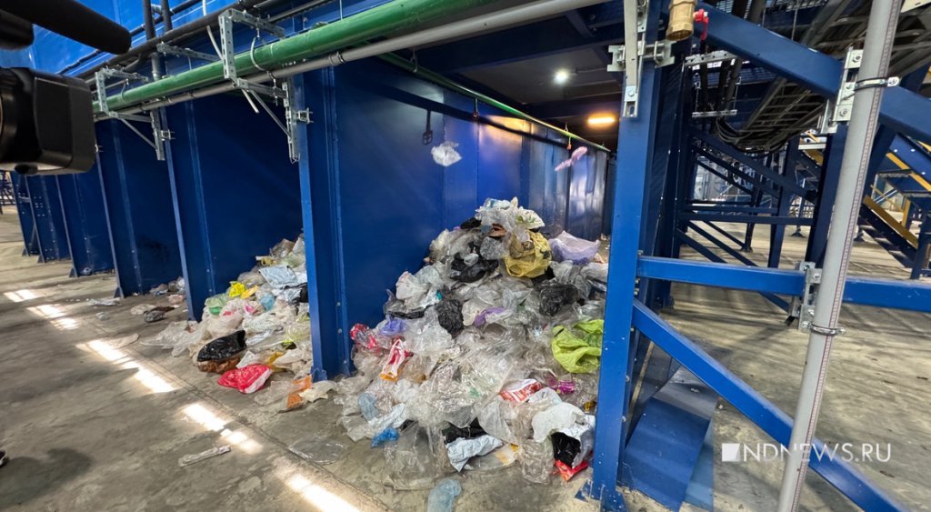 Депутатов и чиновников отправили на сортировку мусора: им понравилось (ФОТО)