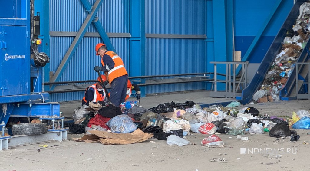 Депутатов и чиновников отправили на сортировку мусора: им понравилось (ФОТО)