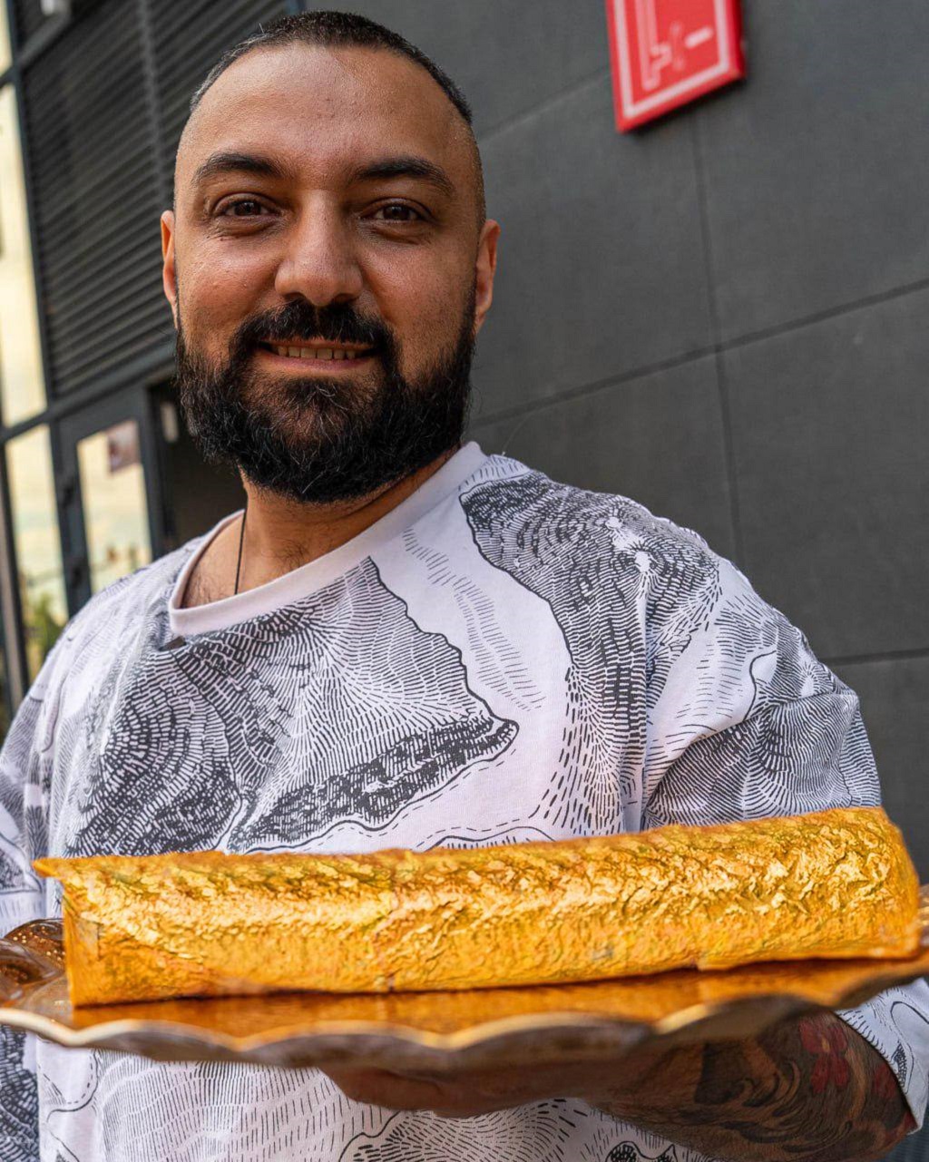 Уральский повар приготовил золотую шаурму