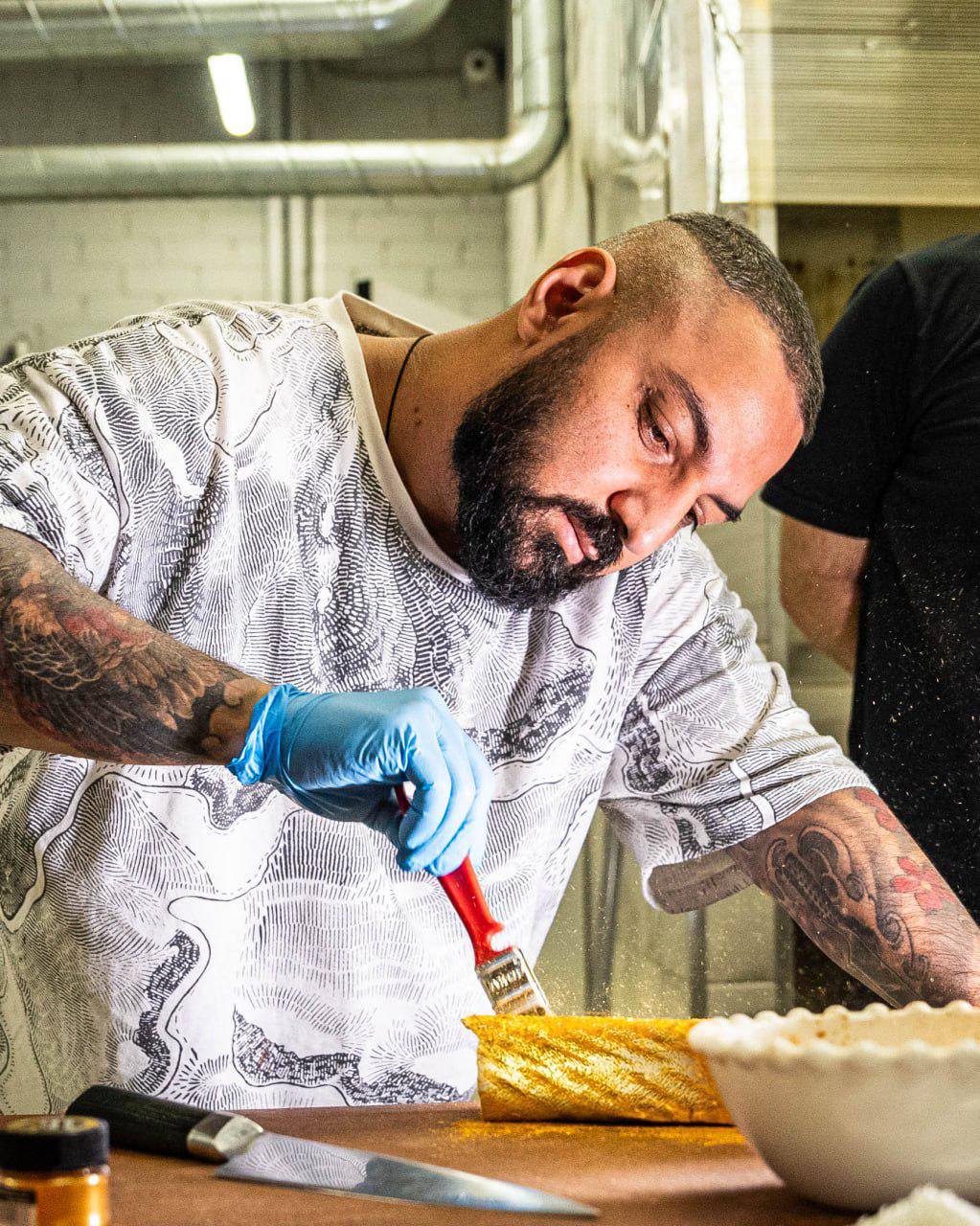 Уральский повар приготовил золотую шаурму