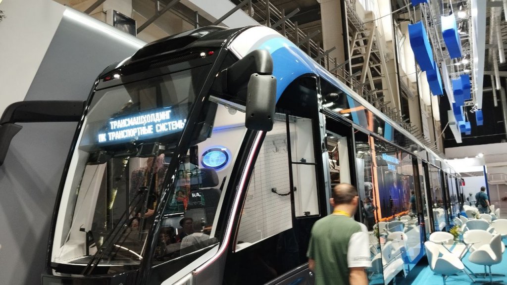 Нулевой день «Иннопрома»: без випов, но с мега-трамваем и роботом (ФОТО)