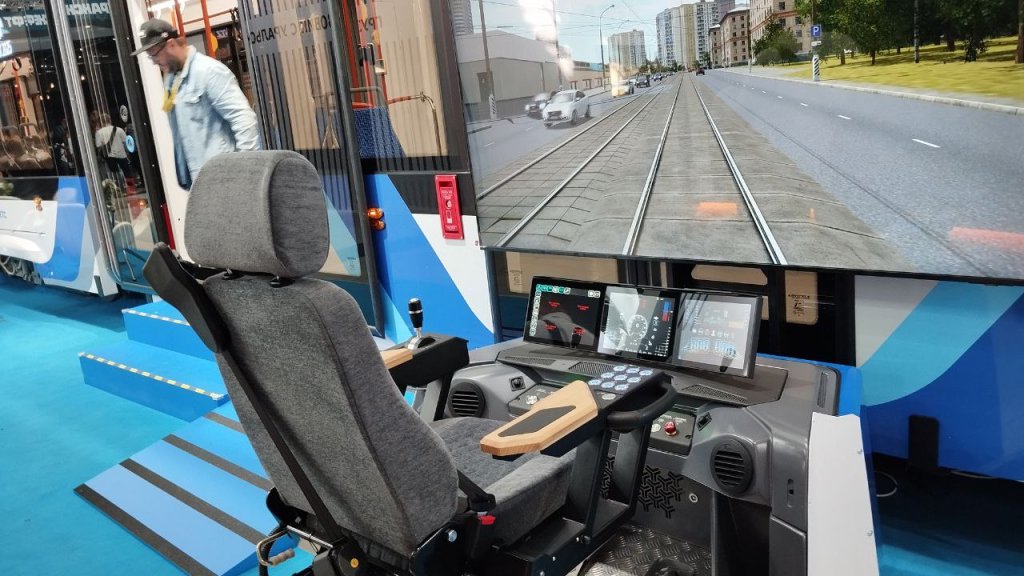 Нулевой день «Иннопрома»: без випов, но с мега-трамваем и роботом (ФОТО)