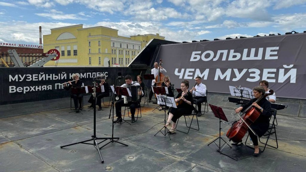 Оркестр сыграл в кузове самого большого БелАЗа