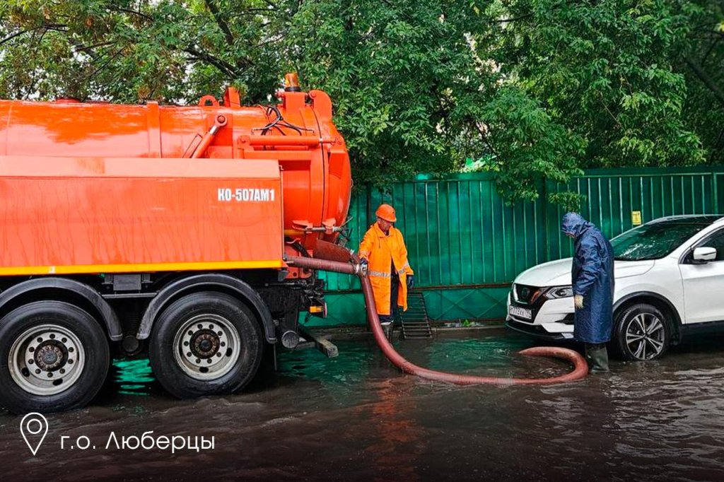 Жители Москвы добираются на работу на сапборде: в столице за 12 часов выпала месячная норма осадков