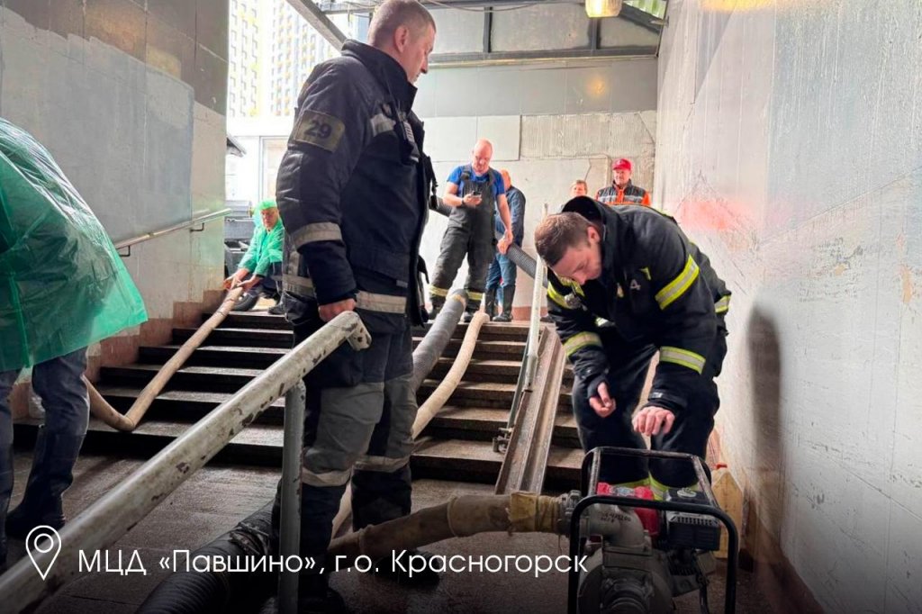 Жители Москвы добираются на работу на сапборде: в столице за 12 часов выпала месячная норма осадков