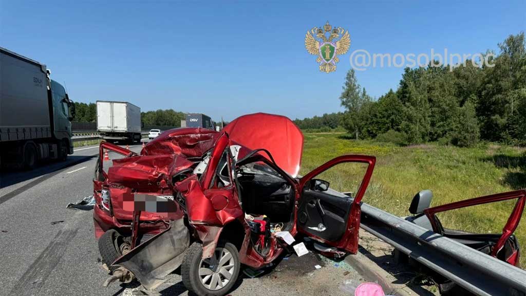 Фура протаранила две легковушки в Подмосковье: погибли три человека