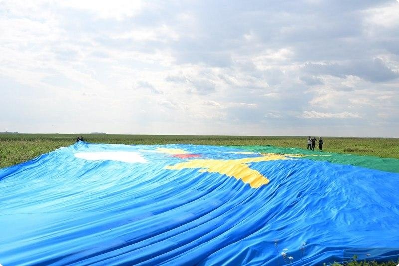 Уральский парашютист развернул в небе самый большой флаг ВДВ площадью 1200 кв м (ФОТО)