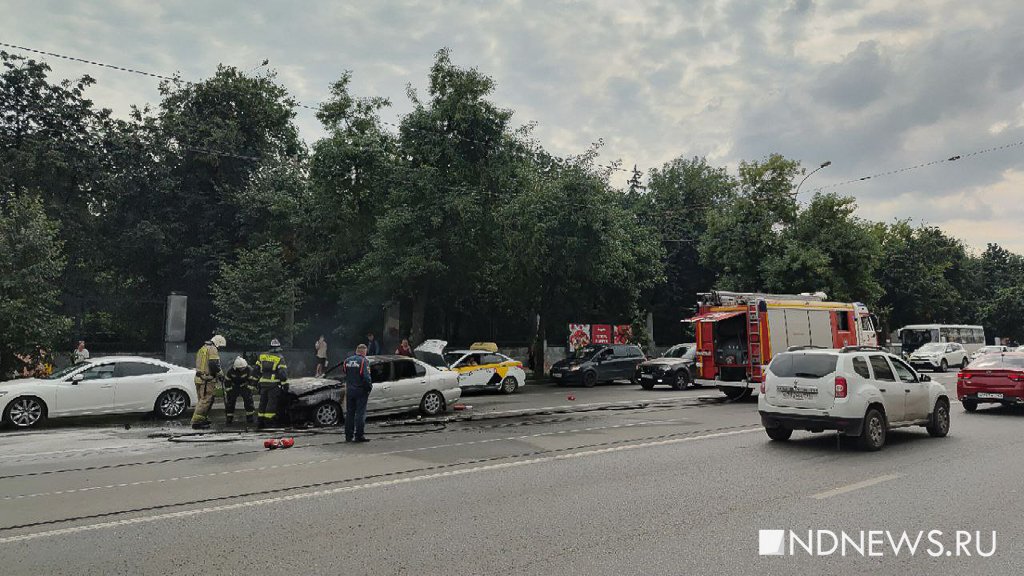 Возле ТЦ «Гринвич» сгорела легковушка (ФОТО)