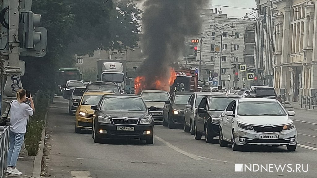 Возле ТЦ «Гринвич» сгорела легковушка (ФОТО)