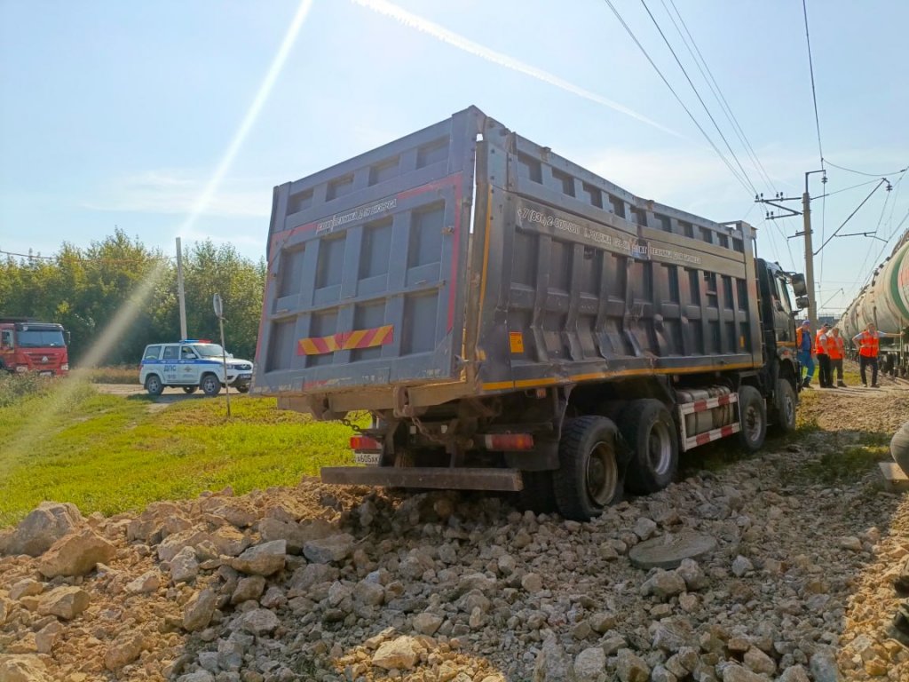 В Богдановиче на ж/д путях поезд снес грузовик