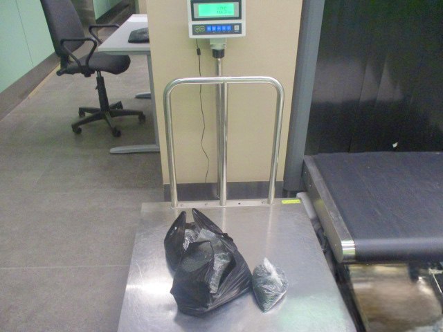 В Кольцово задержали иностранца с 10 кг насвая